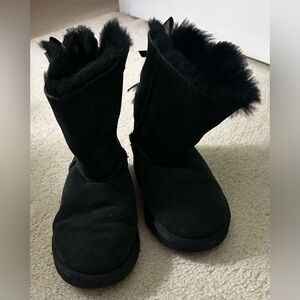 UGG girls Bailey Bow size 4 (Big Girls)
